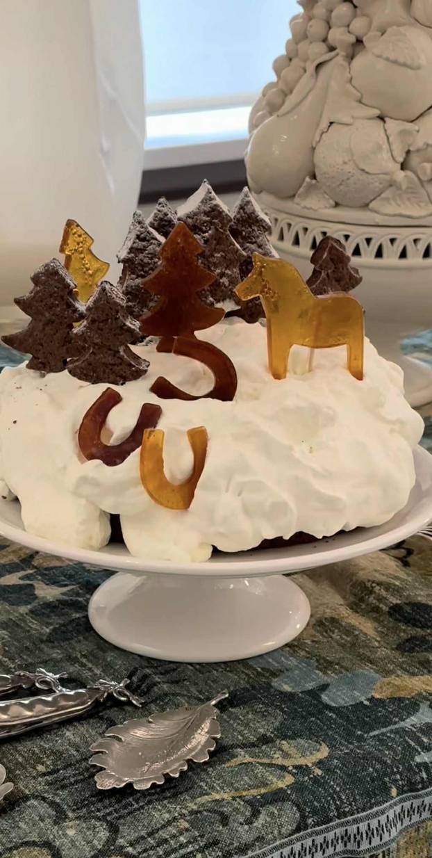 FOTO Šekoranjina blagdanska čarolija: Tihi dekor u izlozima i hotelima je pravi spektakl