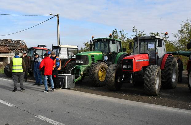 Sve više prosvjednika s traktorima okuplja se u blizini graničnog prijelaza Slavonski Šamac