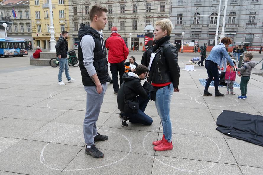 Neobičan eksperiment na Trgu: Potpuni stranci se gledali u oči