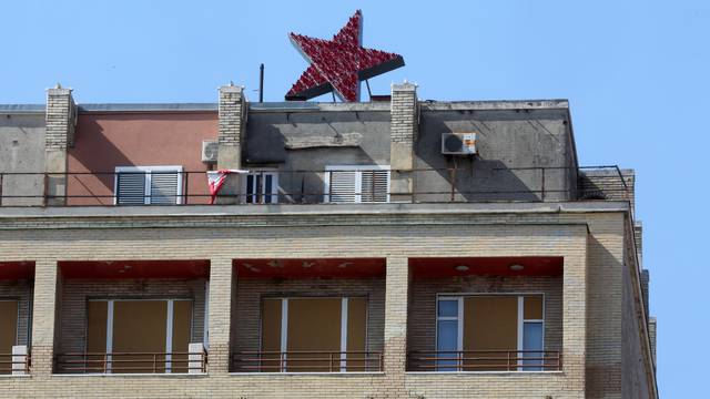 Rijeka: Umjetnik Nemanja Cvijanović postavio zvijezdu petokraku na riječki neboder