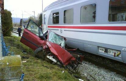 Vlak zdrobio auto, vozač preživio i teže ozlijeđen