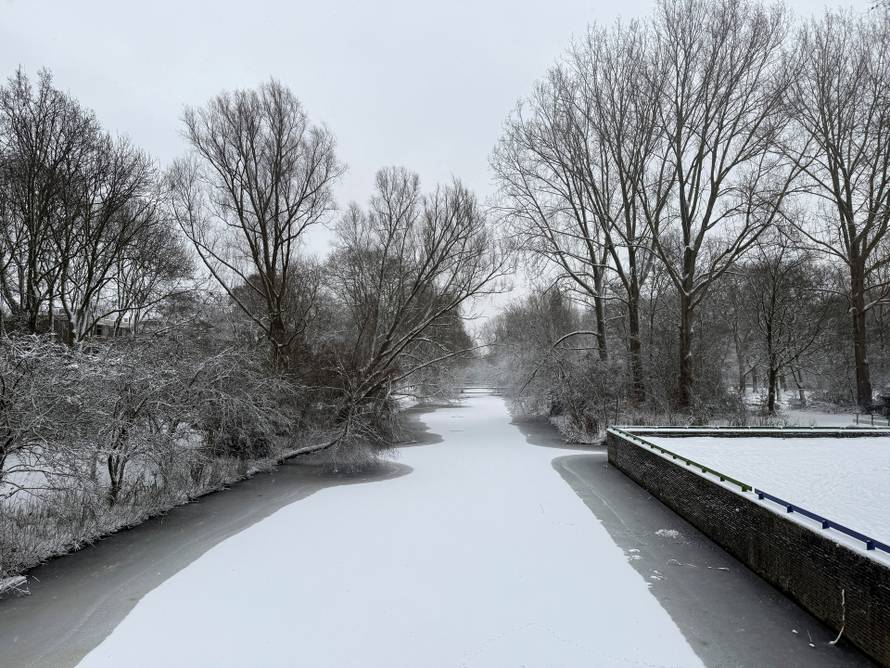 Heavy snowfall causes air, train and traffic disruptions in Amsterdam