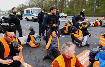 Ekološki aktivisti nastavili s blokadom prometa u Berlinu, pokušali se zalijepiti za cestu