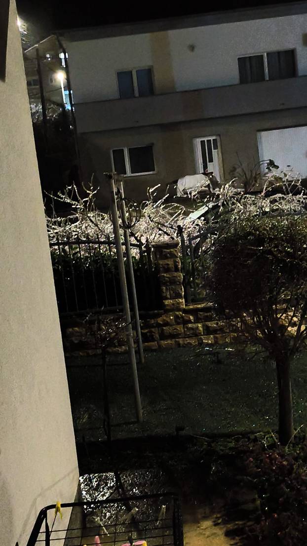 FOTO Ledena kiša 'smrznula' Knin. Padaju i stabla: 'Sve se ledi. Ne mogu se vrata otvoriti'