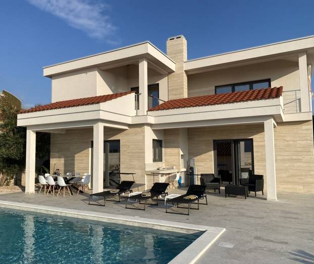 Prodaje se vila u Lunu s velikim bazenom: Cijena? Ma sitnica...