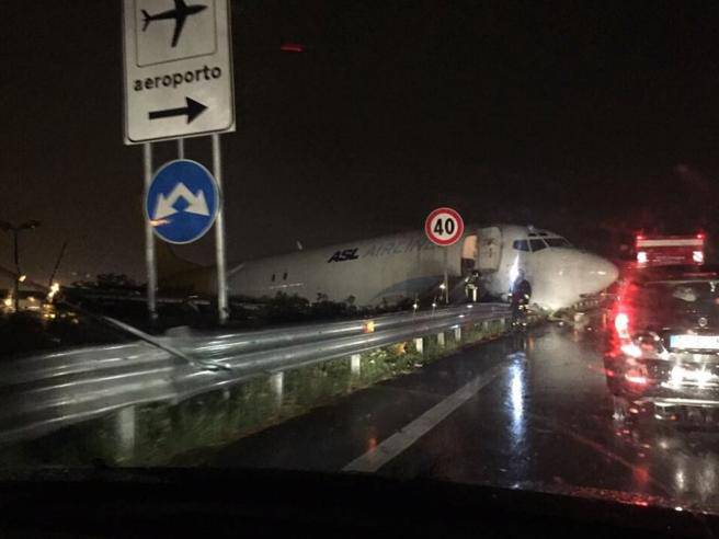 Nesreća u Italiji: Zrakoplov je po slijetanju završio na - cesti