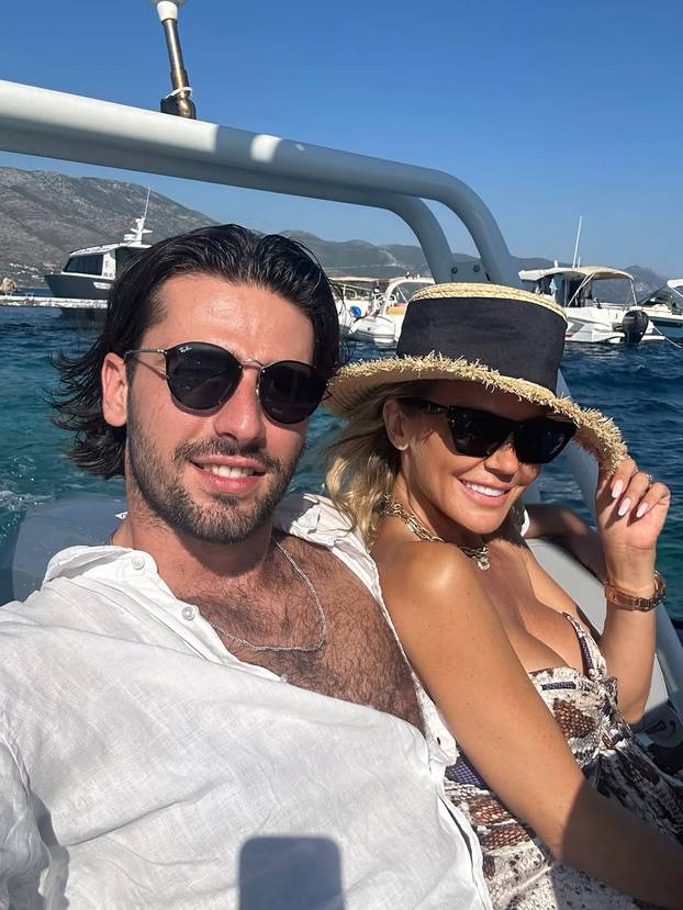 FOTO Brčkanje u bazenu, u ruci šampanjac! Maja objavila fotke iz Dubaija, s njome je i Šime...
