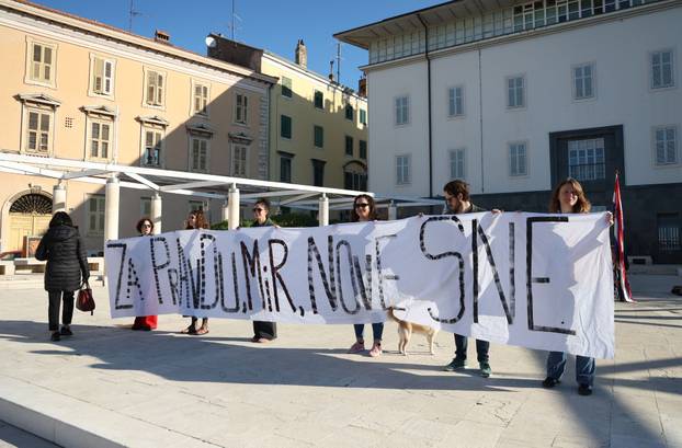 Šibenik:Muški molitelji krunice i protuprosvjednici 