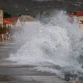 VIDEO Pogledajte kadrove iz Dalmacije za vrijeme olujnog juga: More preplavilo šetnicu