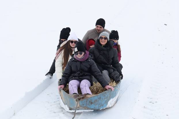 Karadžićevo: Vožnja čamcem po snježnim poljima