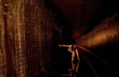 Gola se fotografira u tunelima i tvornicama da pobijedi strah