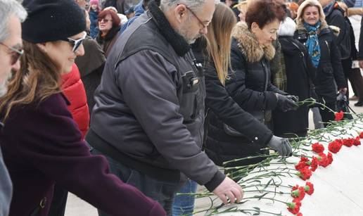 Na Trgu žrtava fašizma ostavili karanfile za žrtve holokausta