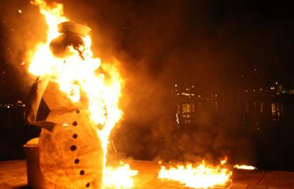 Maškare spaljivale političare, a u Splitu 'nastradao' i snjegović