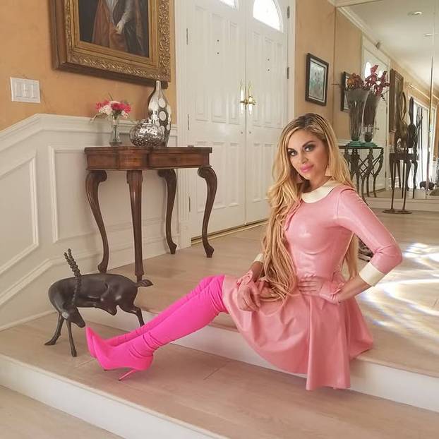 FOTO Ova mama je potrošila 85 tisuća eura da postane barbika: Evo kako je izgledala prije