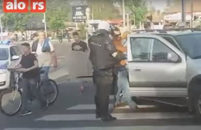 Auto šibenskih registracija u Beogradu probio kordon policije