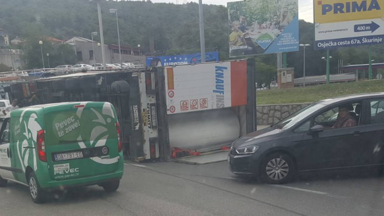 Šleper se prevrnuo na kružnom toku, srećom nema ozlijeđenih