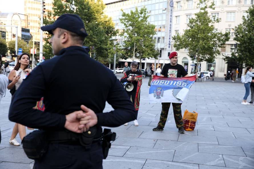 Beograd: Povodom 30. godišnjice genocida u Srebrenici, Žene u crnom organizirale su stajanje u crnini i šutnju na Trgu Republike