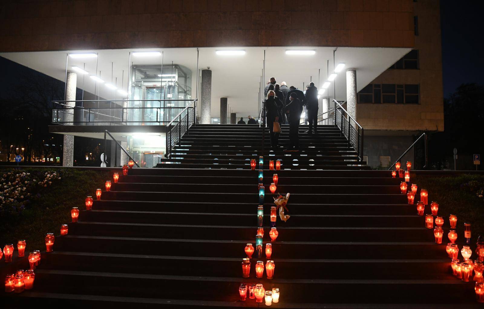 Fontane svijetle u čast Milana Bandića, ljudi ostavljaju svijeće