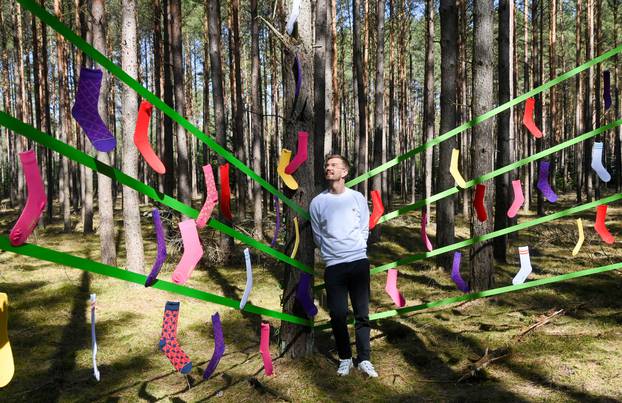 Šarene čarape osvanule u šumi kao dio eko-poslovnog projekta