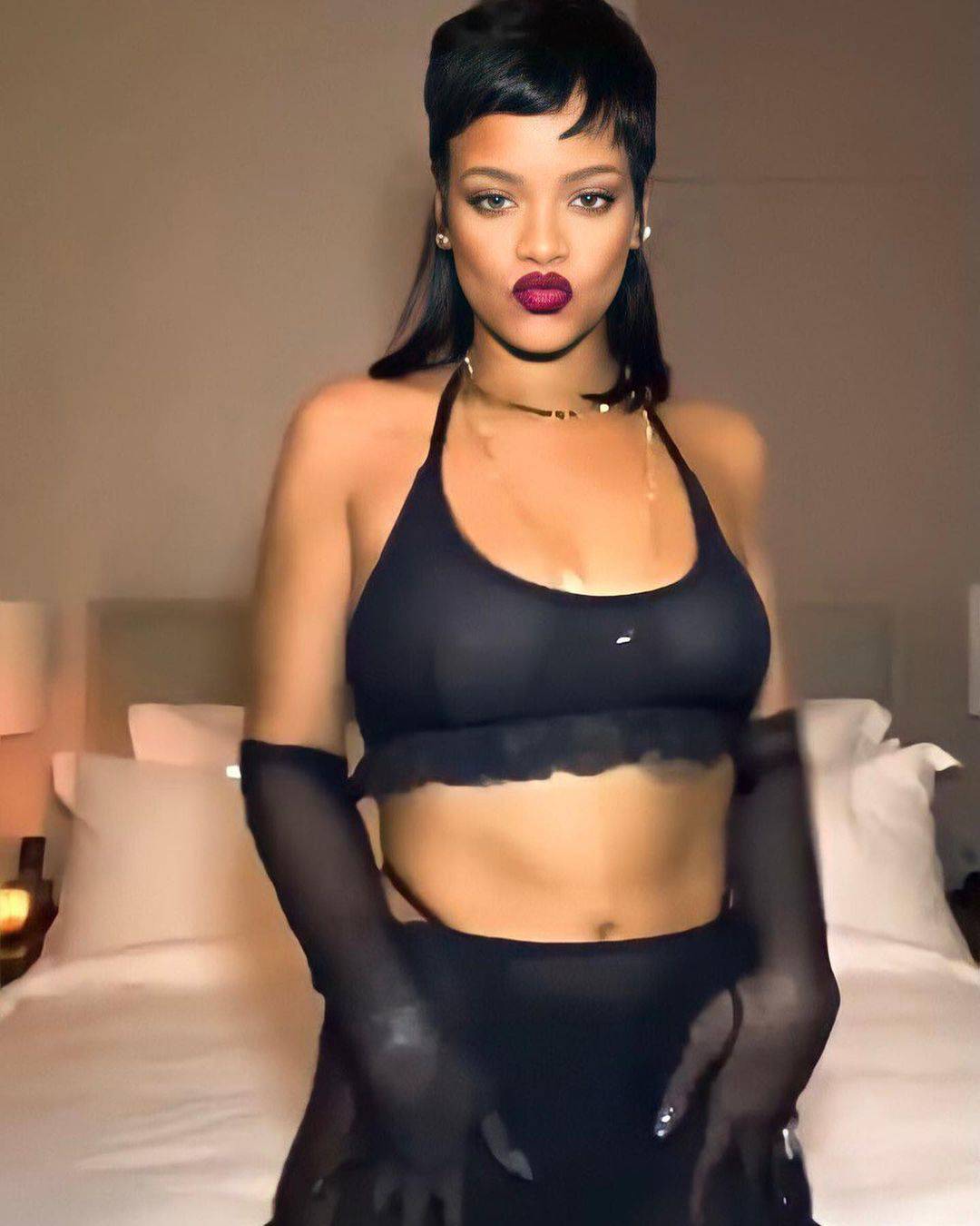 Rihanna se snimala u prozirnom donjem rublju, počela se skidati