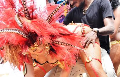 Ples za punoljetne: Rihanna se nagnula, on je iskoristio priliku