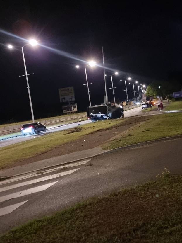 FOTO UŽASA Smrskani BMW na stupu, razbijeni Audi. Izvlačili ženu, muškarac visio s auta