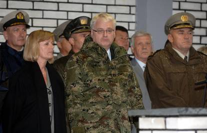 Josipović trebao intervenirati: Odmah pustite djecu u vojarnu