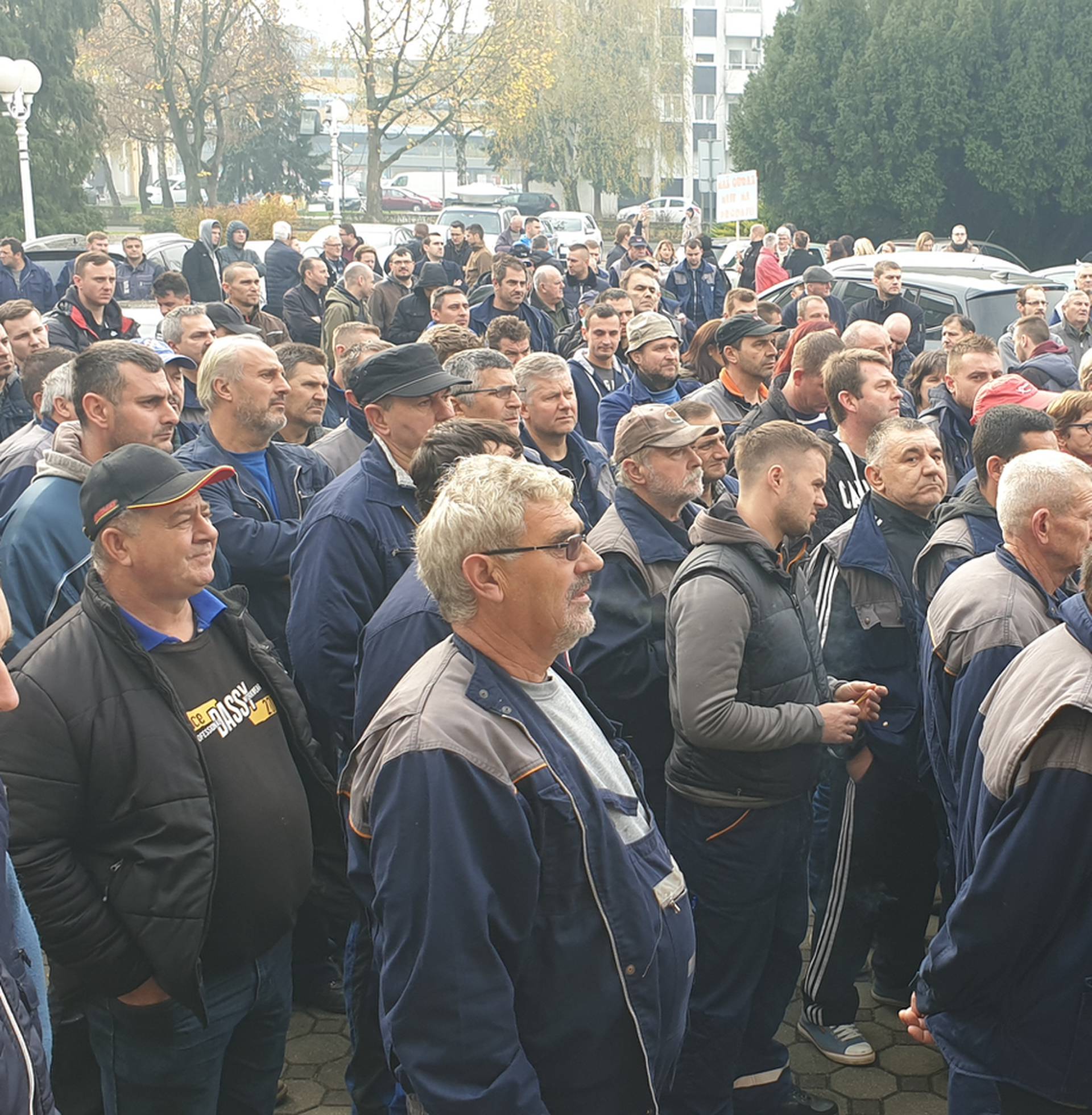 Radnici Đure Đakovića i učitelji ponovno zajedno prosvjedovali