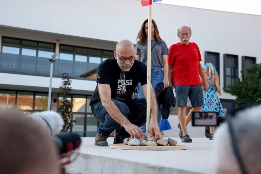 Benkovac: Organizatori benkovačkog festivala "Nosi se" koji je odgođen nakon prosvjeda branitelja održali mirni prosvjed