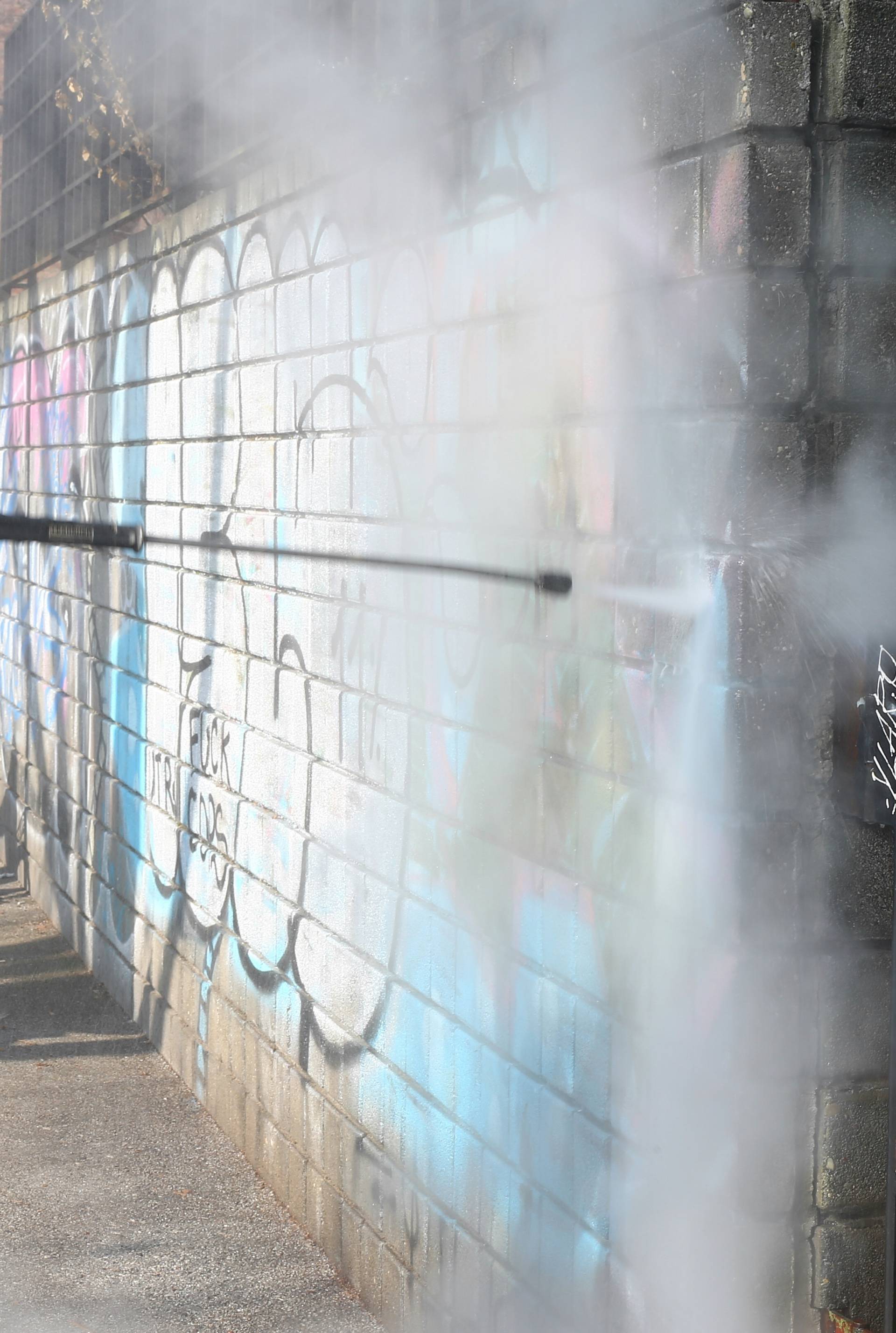 Švaljek u akciji: Uzela šmrk u ruke pa čistila grafite sa zida