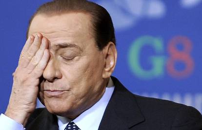 S. Berlusconi strahuje od terorista, pa spava u uredu