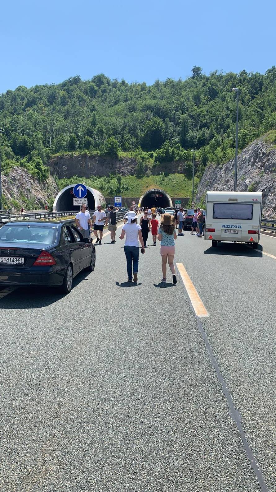 Auto eksplodirao u Sv. Roku: 'Snimili smo ga kad je grunuo'