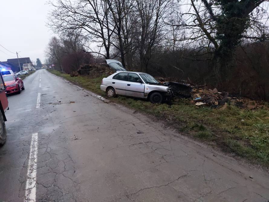 FOTO Dvoje ozlijeđenih u sudaru automobila kraj Siska