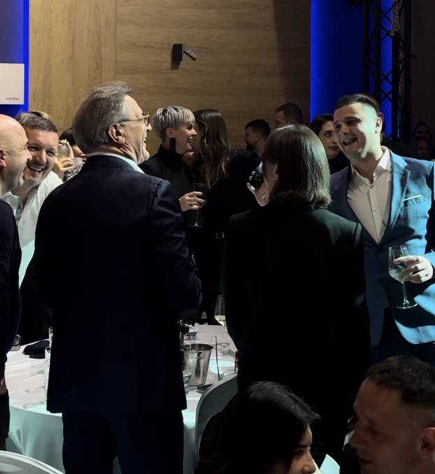 FOTO Evo kako bjegunac Mamić trga košulju, ljubi ruku udovici zločinca i bogato kiti tamburaše