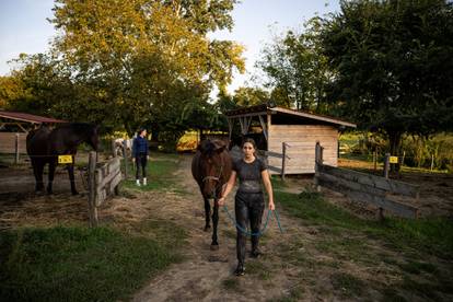 FOTO Mađarska čeka poplavu: Mlade jahačice su odvele konje na sigurno pa malo vježbale...