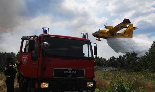 Vatrogasci i air traktori gase 275 ha raslinja kod Gradiške