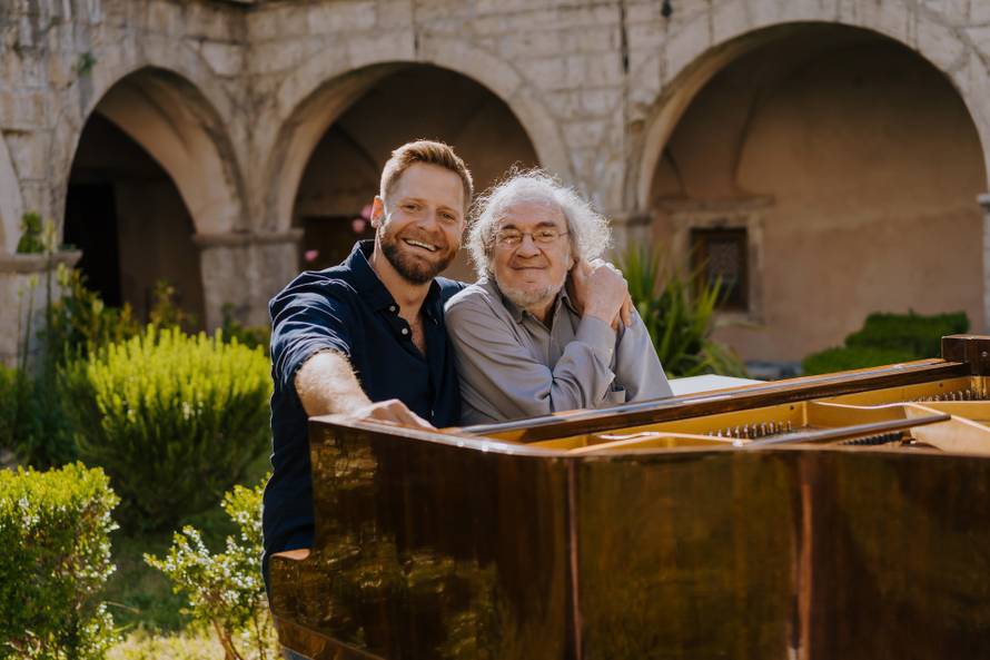 Sklad glazbe i riječi:  Zvjezdan Ružić snimio emotivnu pjesmu s književnikom Lukom Paljetkom