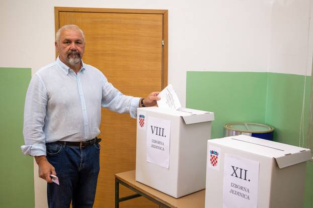 Pula: Predsjednik HSU Silvano Hrelja glasovao na biračkom mjestu u MO Busoler