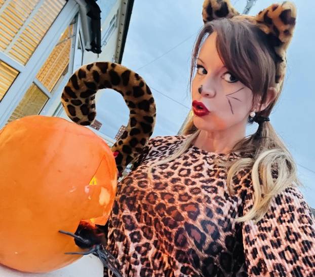 Šok u programu uživo! BBC-jeva voditeljica pokazala haltere?! 'Morao sam popiti aspirin!'