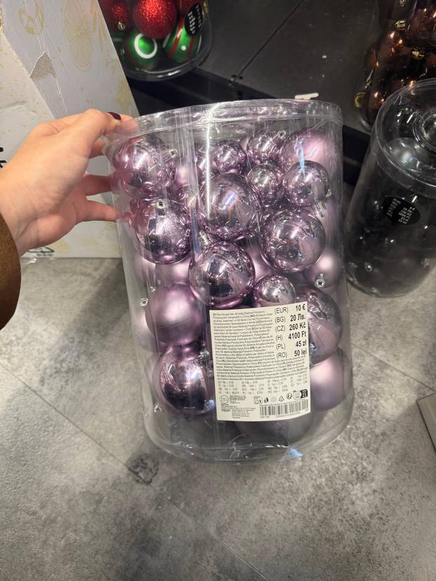 FOTO Trgovci su izvukli božićne ukrase! Pogledajte što se nudi, snježne kugle idu i za 74 eura...