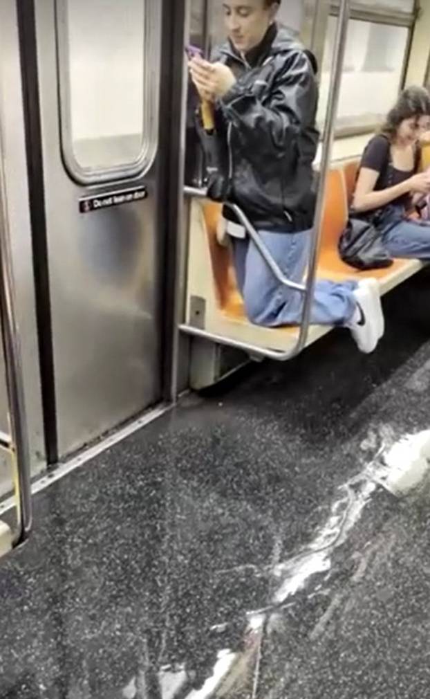 FOTO New York i New Jersey pod vodom: Kaos zbog poplava, držali se da ih ne odnese bujica