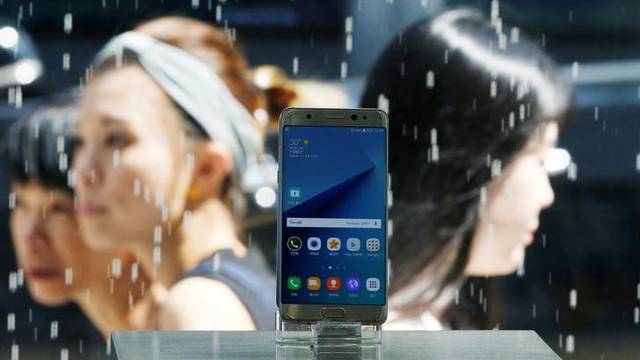 A Samsung Electronics' Galaxy Note 7 new smartphone is displayed at its store in Seoul