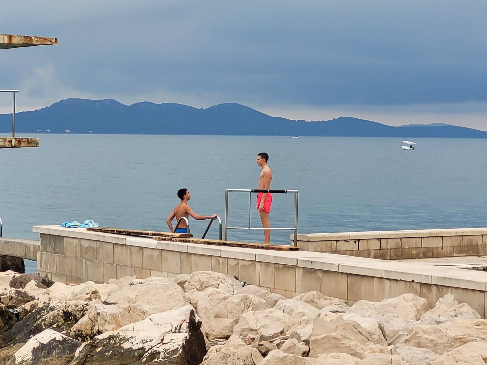 Topli Božić građani iskoristili za šetnju Jarunom, a u Zadru za kupanje: 'Sreća je što ne puše'