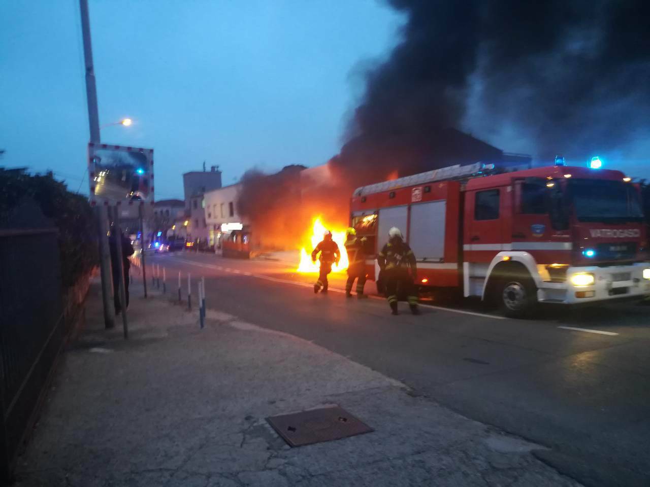 U Matuljima planuo Mercedes, vozačica (37) na vrijeme izašla