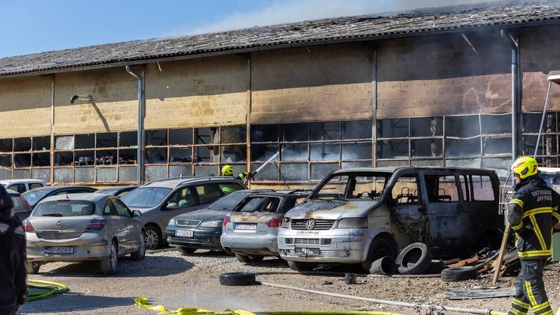 Veliki požar skladišta u Puli: Gasilo ga 20 vatrogasaca