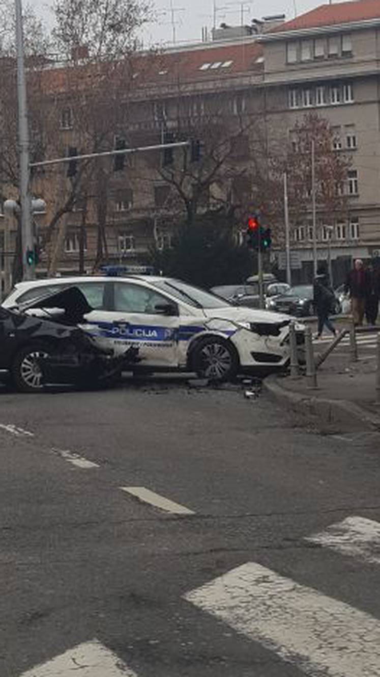 Krš i lom u središtu Zagreba: Sudarili se s policijskim autom