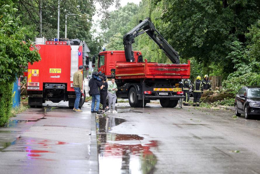 Nevrijeme pogodilo Zagreb, vjetar rušio drveća na automobile 