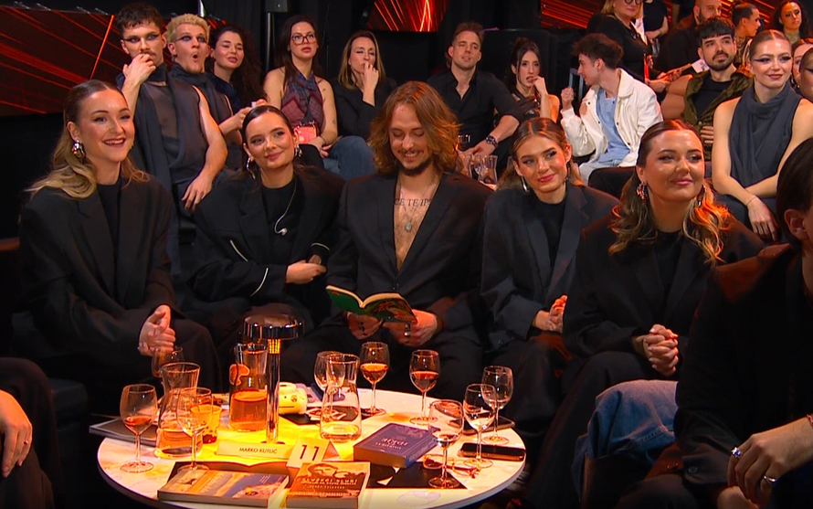 Stol pun knjiga: Marko Kutlić i u finalu čitao knjigu, sa sobom na Doru donio i filozofsko djelo