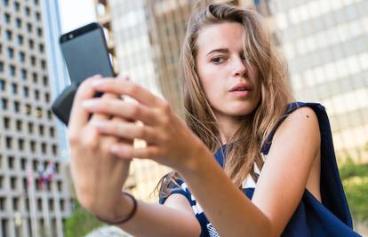 Slikanje selfija loše utječe na samopouzdanje mladih cura