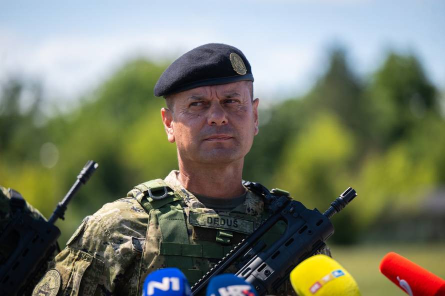 Velika Gorica: Uvježbavanje pješačkih postroja Hrvatske vojske za svečani vojni mimohod